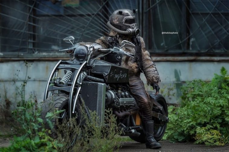 Motor Gaya Post Apocalyptic Ini Pake Mesin Mobil Mewah!